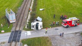 111 Zug zerreißt LKW